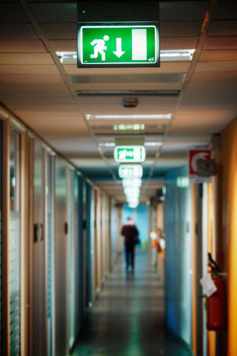 Sicherheitsbeleuchtung im Brandfall – Lebenswichtig und gesetzlich unverzichtbar