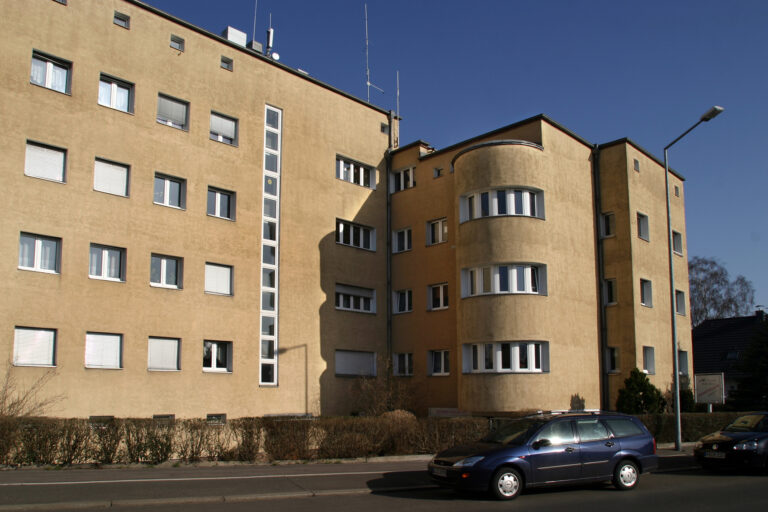 156887 1